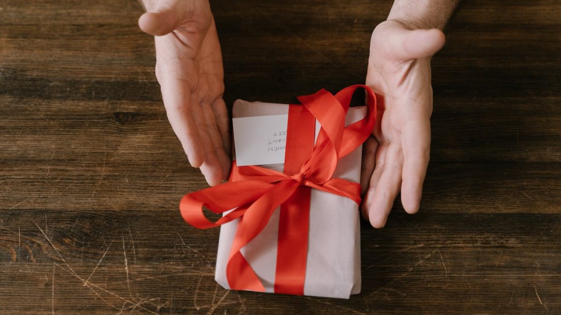 Upominek dla teścia – jak znaleźć idealny prezent?