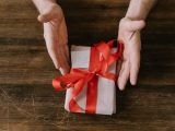 Upominek dla teścia - jak znaleźć idealny prezent?